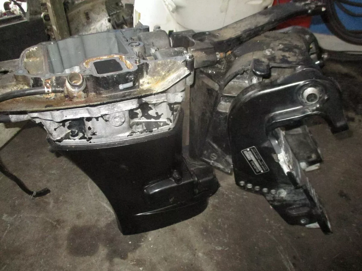 Suzuki DF50 4 stroke outboard midsection